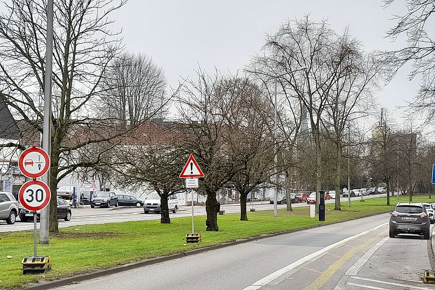 Buersche Straße mit neuen Tempo-30-Schildern Buersche Straße mit Tempo-30-Schild