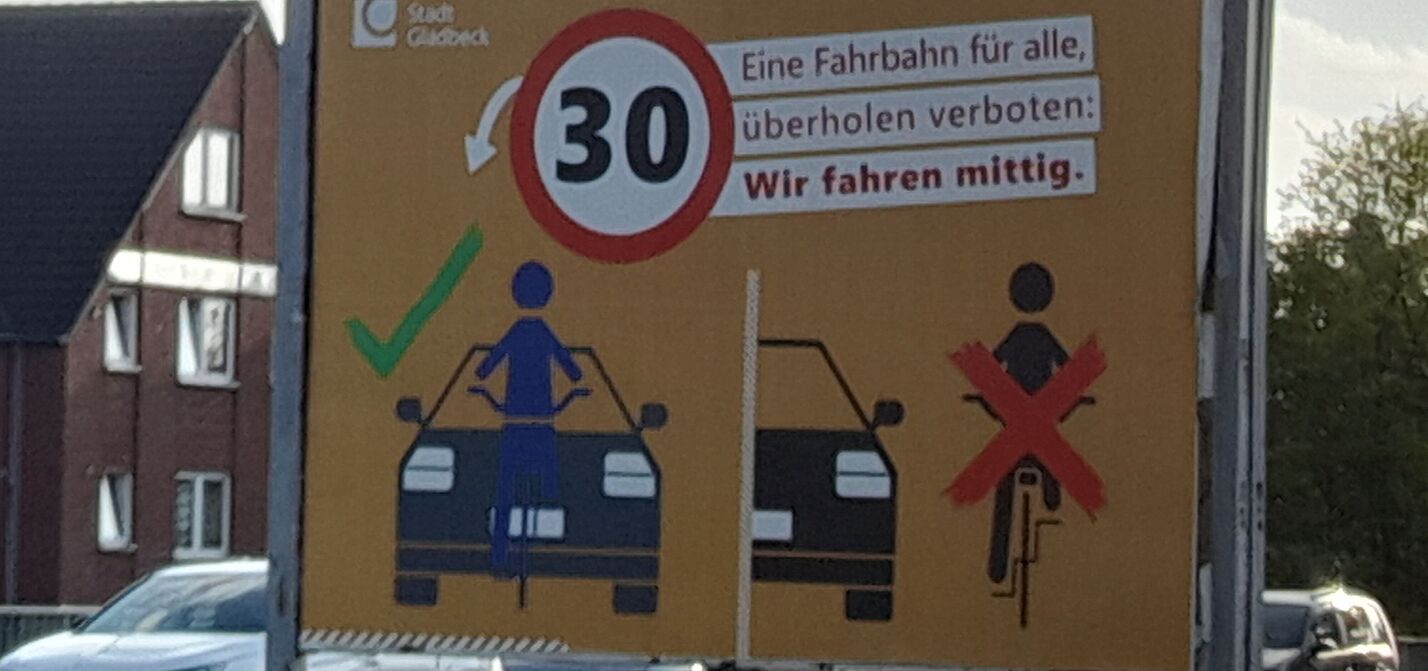 Hilfloser Versuch zum Mischverkehr Erklärplakat zum richtigen Fahren auf Buerscher Brücke